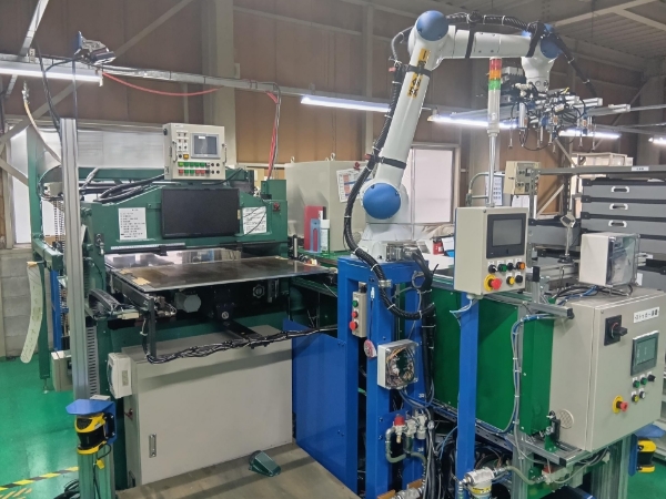 打ち抜き加工機
(ロボット付き) | マスキング・表面保護 課題解決ナビ 打ち抜き加工機
(ロボット付き) | マスキング・表面保護 課題解決ナビ