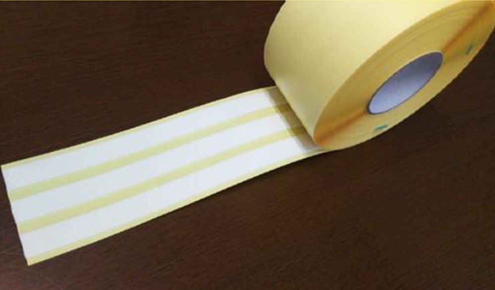同時に4本の両面テープを貼る仕様で、工数削減に貢献した専用両面テープ製作事例 | マスキング・表面保護 課題解決ナビ ドライエッジ加工