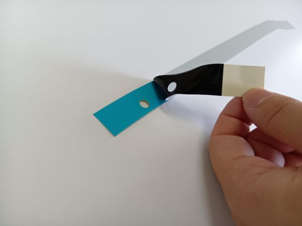 極薄テープの「コシ」による歪みを解消したアプリテープ付き特注マスキング | マスキング・表面保護 課題解決ナビ 極薄テープの「コシ」による歪みを解消したアプリテープ付き特注マスキング | マスキング・表面保護 課題解決ナビ